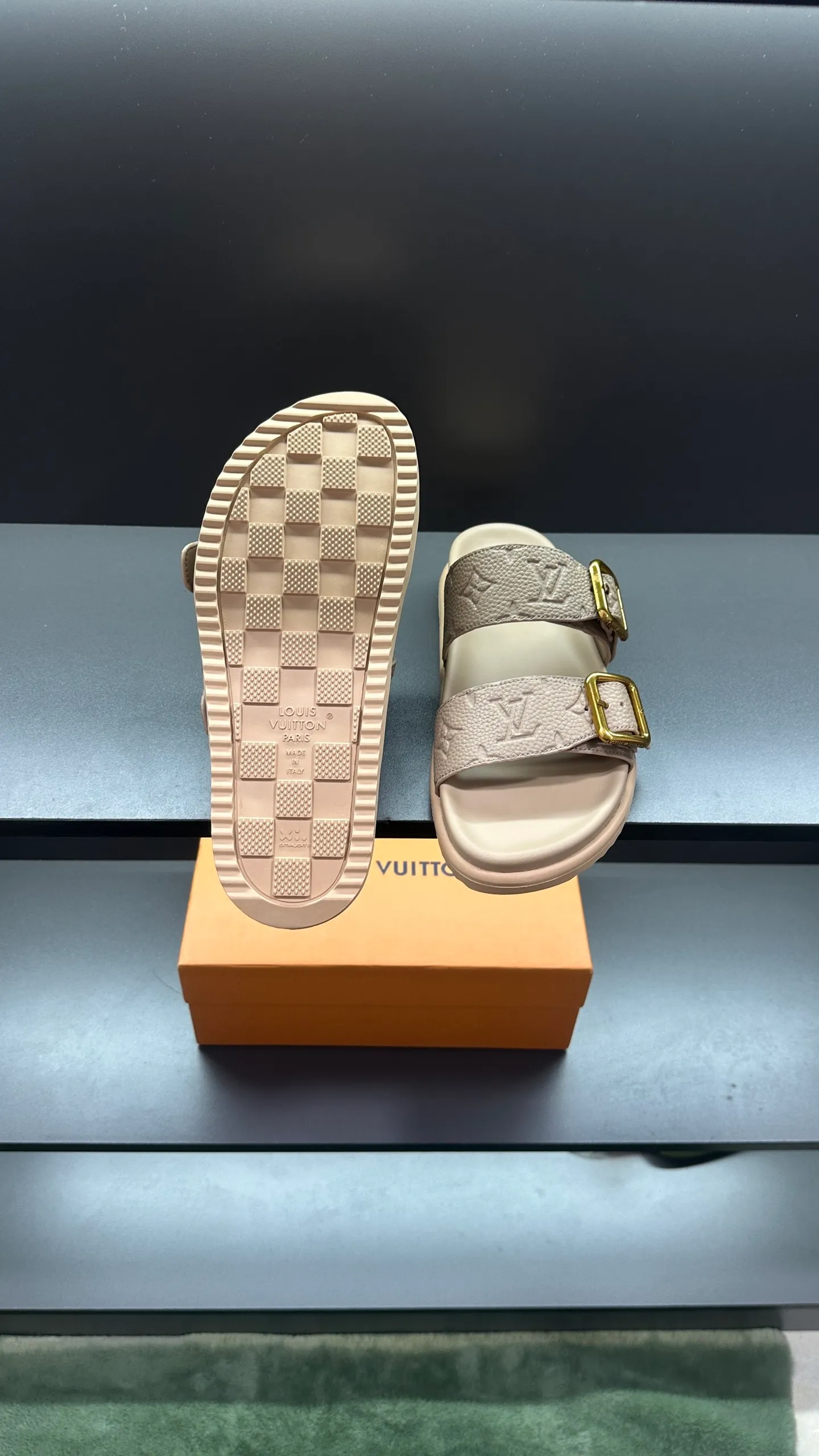 P340 🔍LV Men's Spring and Summer Slippers Counter Synchronization. The uppers are imported cowhide fabrics from Italy, with logo graphics and high-quality craftsmanship. Soles: original soles specially provided by the original factory. Exclusive movable molded soles are super comfortable. Original factory follow-up orders. 🔍🔍High quality. You can enter and leave the counter at will. Welcome to compare. Code number 38-45 No. 058
